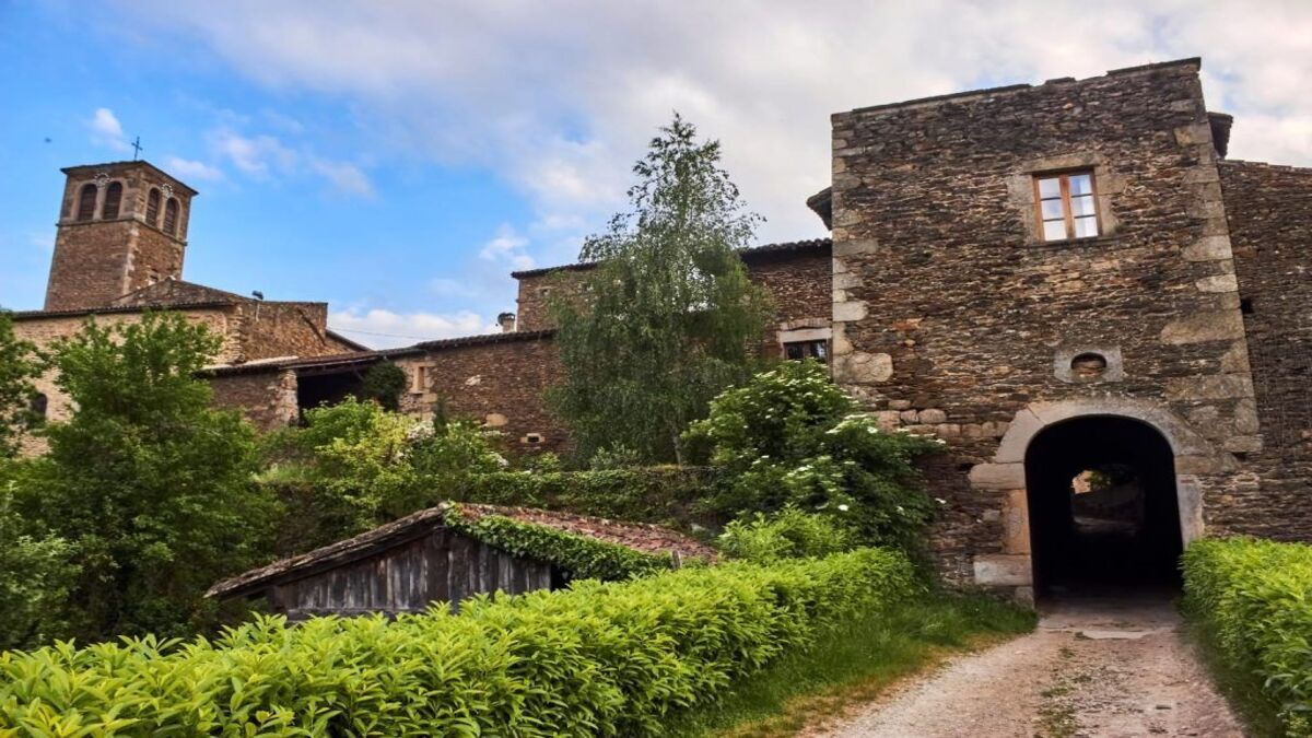 La Loire dévoile un plus beau village de France monastique, un lieu de sérénité et d’histoire
