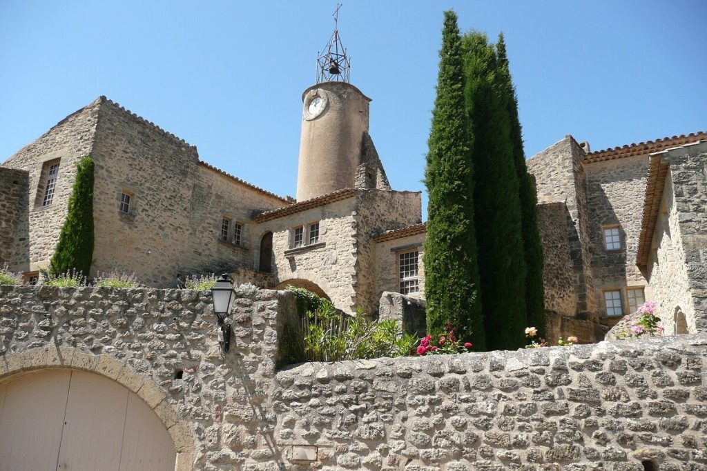 Oubliez les foules ! Ce village du Vaucluse, classé plus beau de France, est l’oasis de Provence