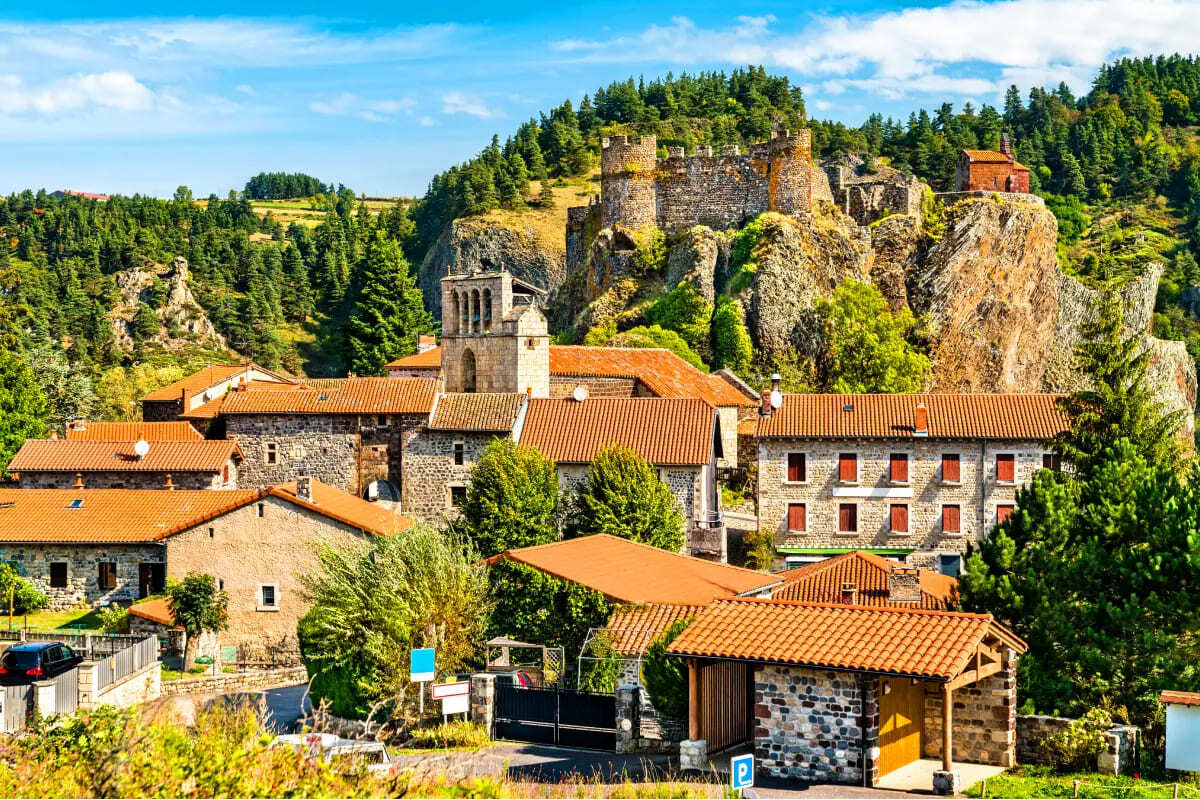 En Haute-Loire, un site médiéval époustouflant : ce plus beau village de France vous attend