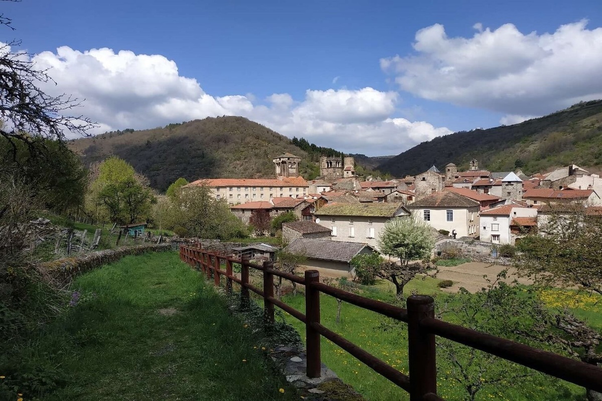 La Haute-Loire vous invite à une pause hors du temps dans ce plus beau village de France médiéval