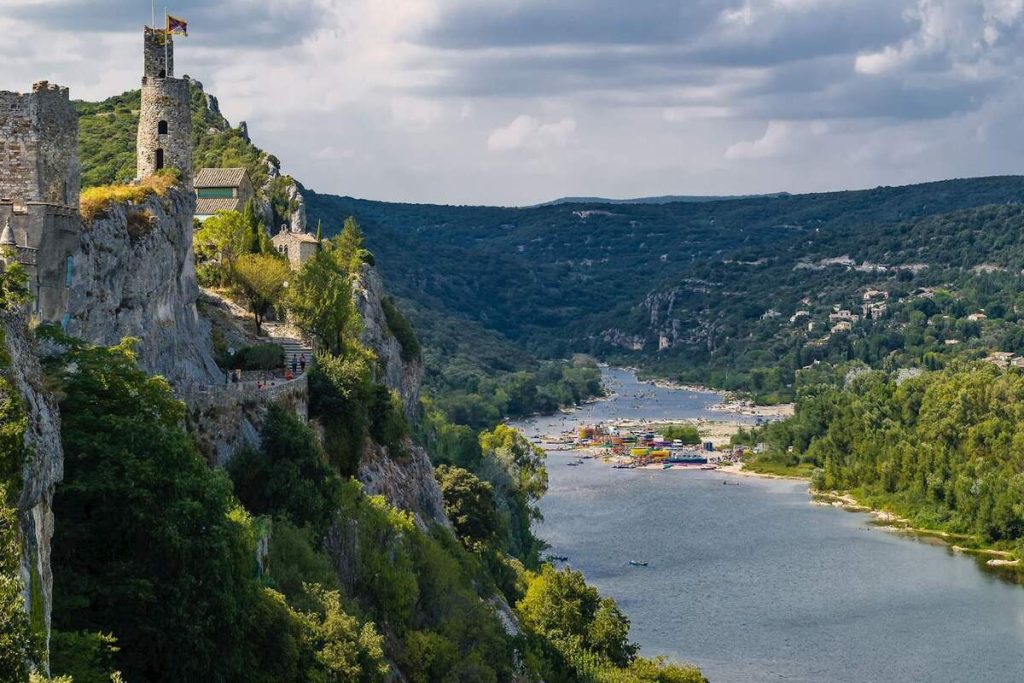 Le secret méditerranéen du Gard : ce village est un des plus beaux de France que personne ne connaît vraiment