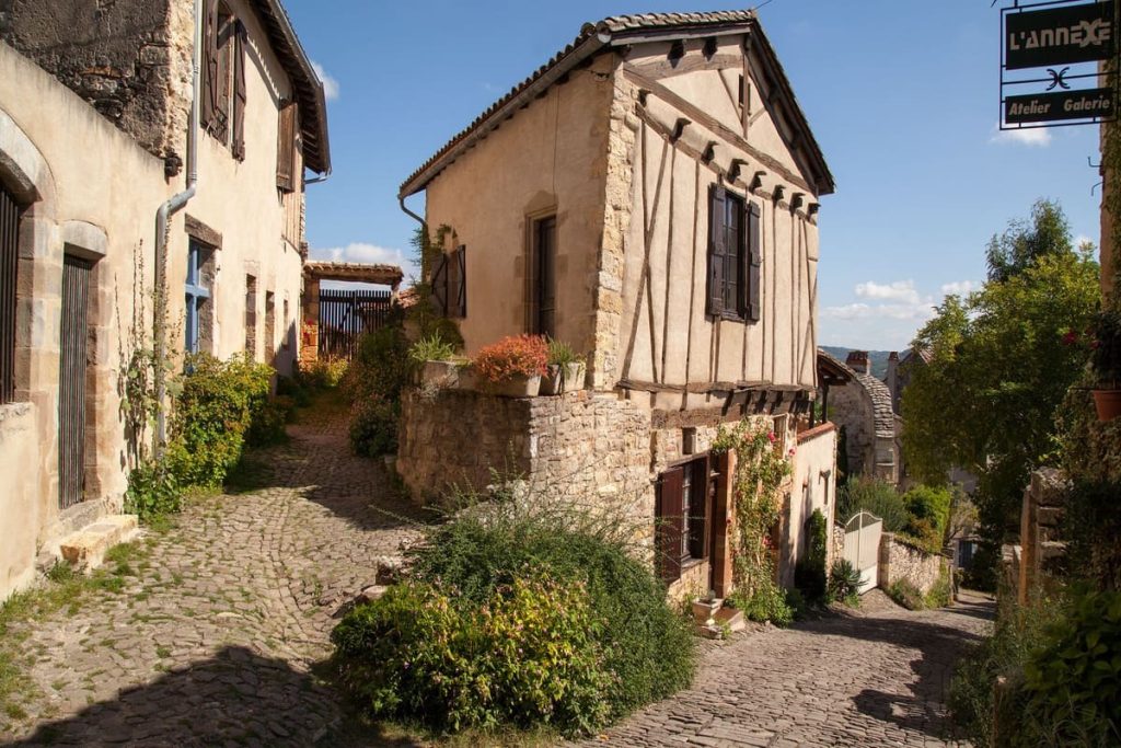 Perché sur sa colline, ce village du Tarn est le plus beau village de France, une cité d’artistes qui inspire 