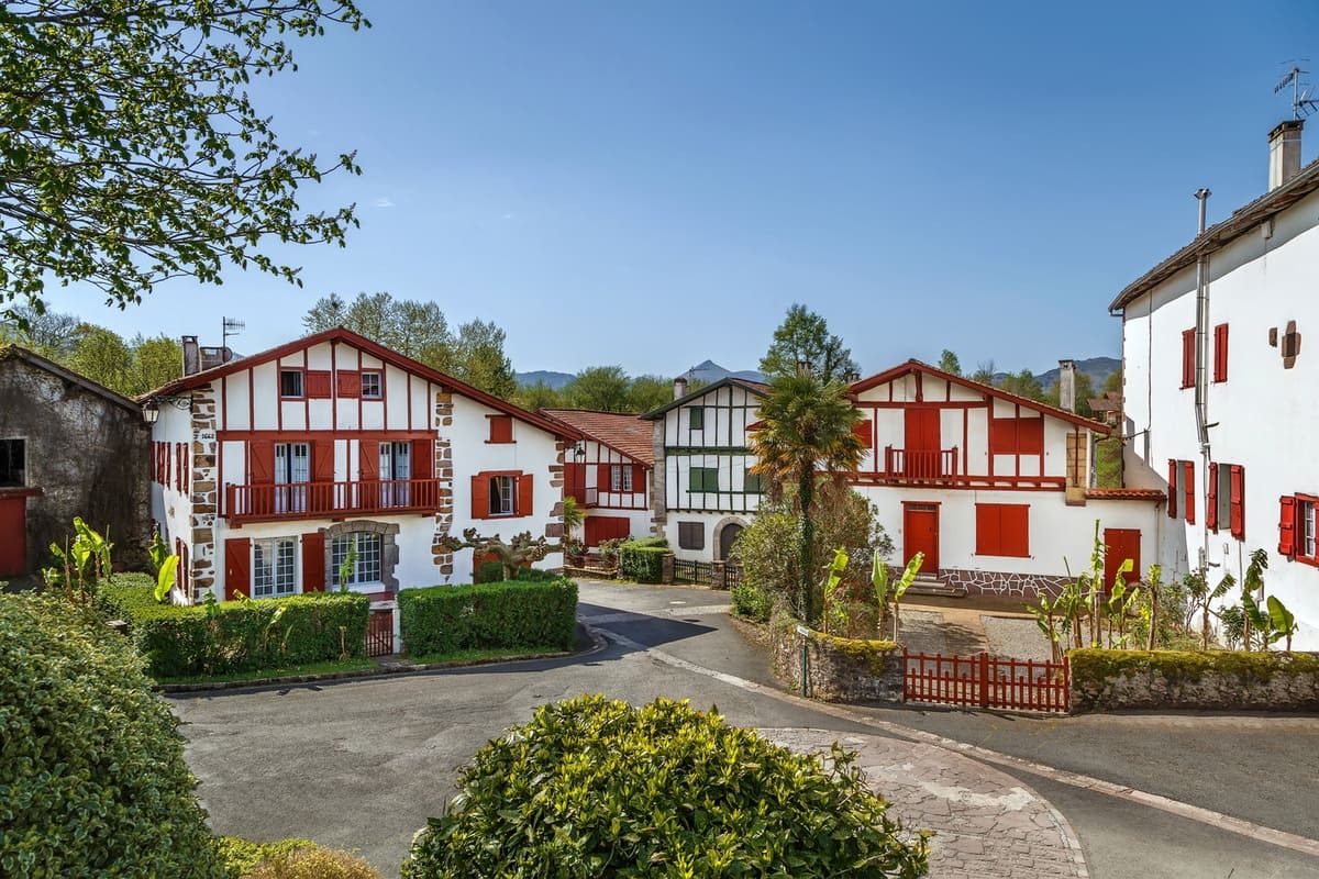À 1h30 de Biarritz, ce plus beau village de France est un havre de paix basque, idéal pour s’évader