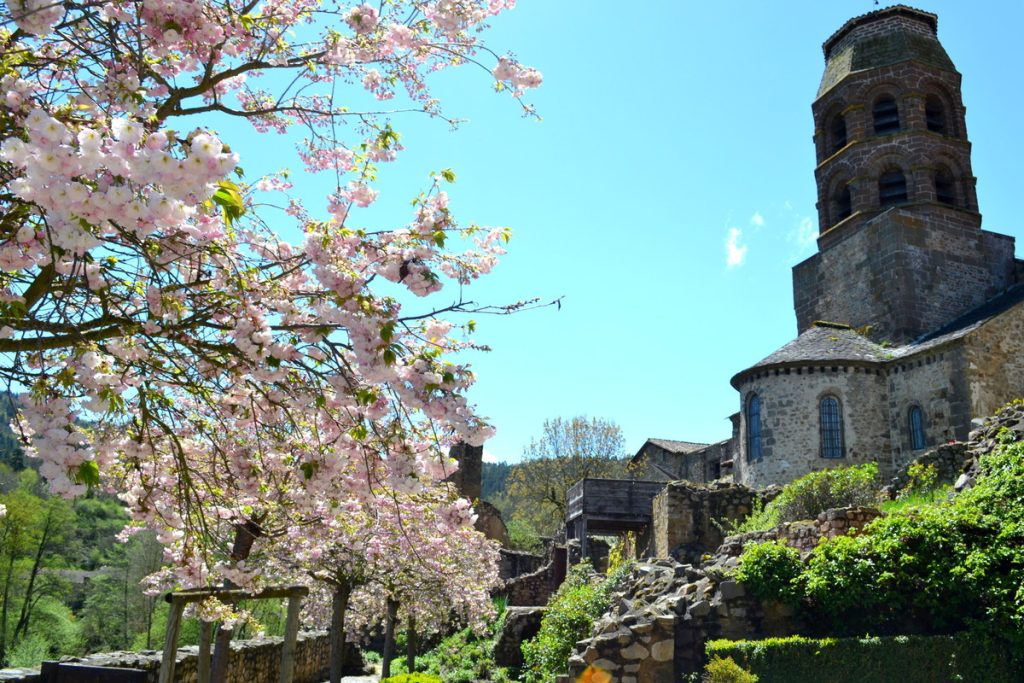 La  abrite un plus beau village de France monastique, un havre de paix intemporel 