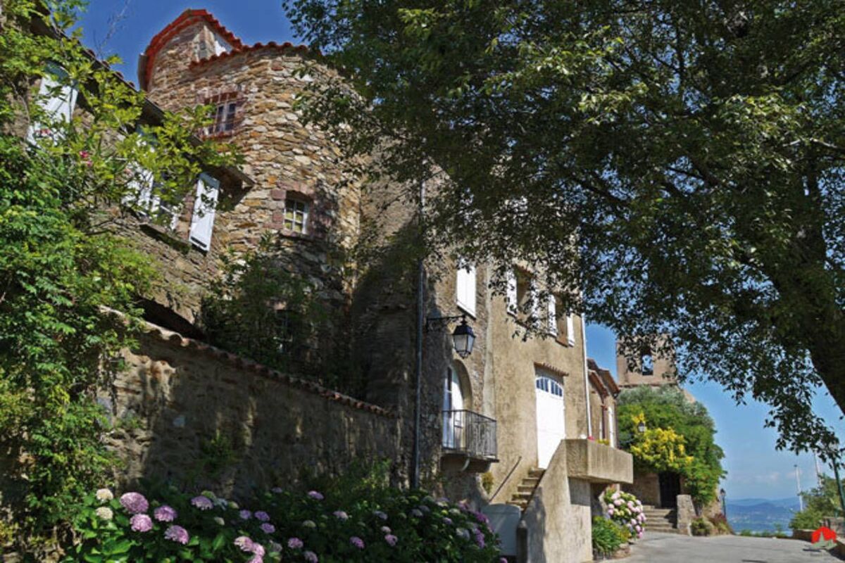 Le Var dévoile un de ses plus beaux villages de France perché, offrant une vue imprenable sur la mer