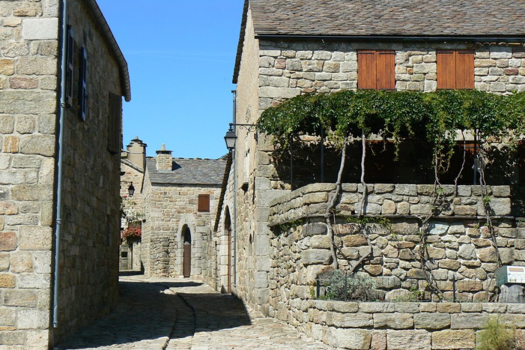 En Lozère, ce village fortifié est un des plus beaux de France, un secret bien gardé des Cévennes