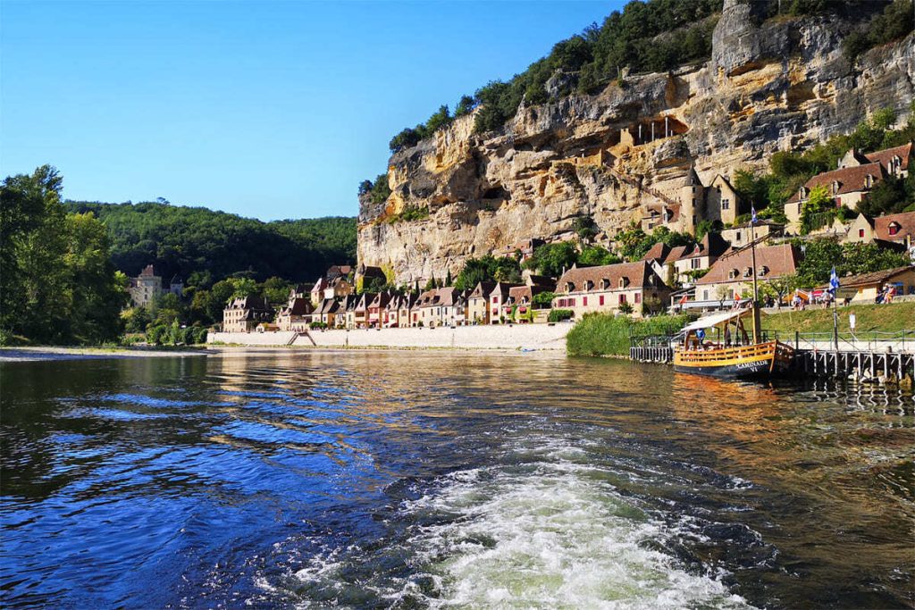 En Dordogne, ce village est un des plus beaux de France, accroché à la falaise, incroyable 