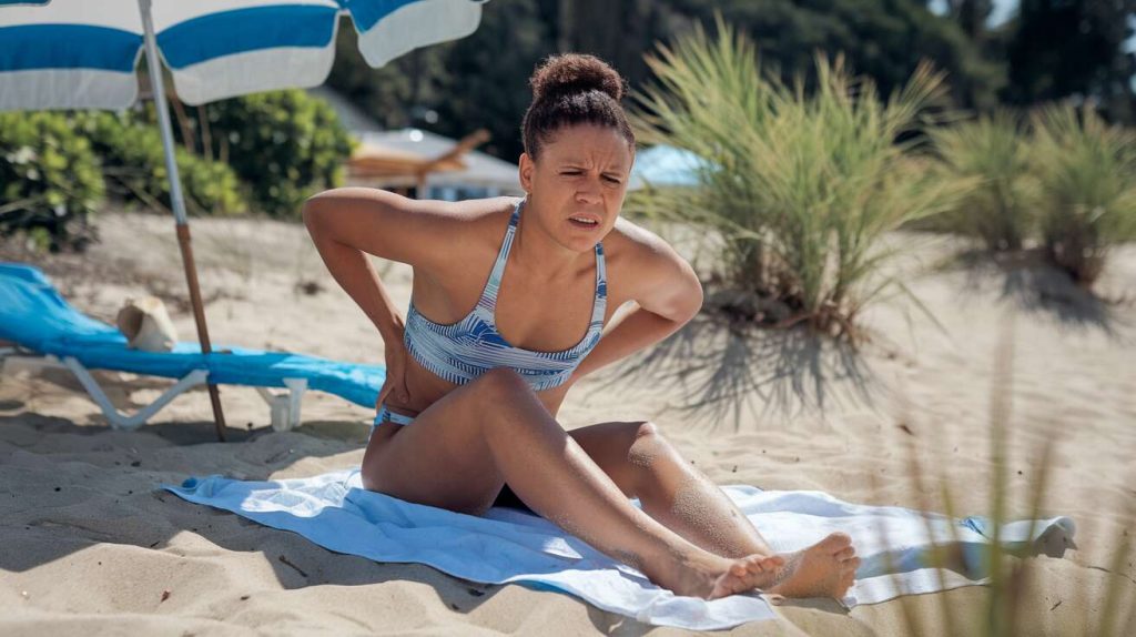 Mal de dos après une journée de plage ? L&rsquo;étirement de 30 secondes qui soulage instantanément (la posture du chat-vache)