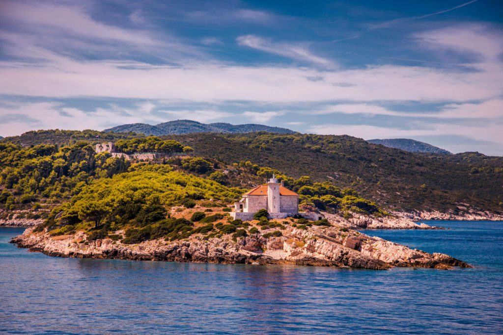Le secret le mieux gardé de la côte croate : cette île fut une base militaire interdite, aujourd’hui un paradis préservé 