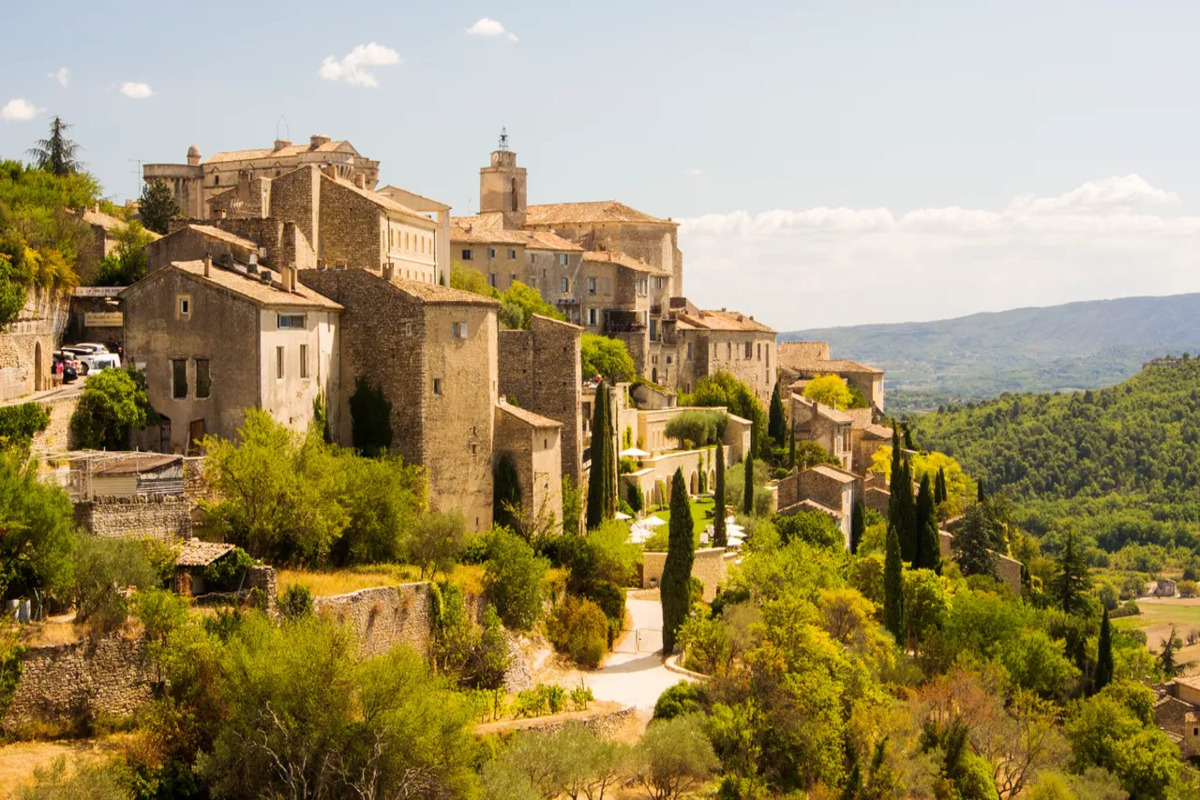 Ce village perché du Luberon, star d&rsquo;Instagram, cache encore des ruelles secrètes pour une visite hors du temps