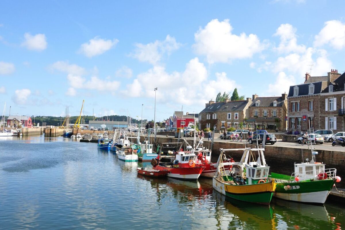 Oubliez Saint-Malo : ce port secret des Côtes-d’Armor a inspiré une célèbre BD de Peyo
