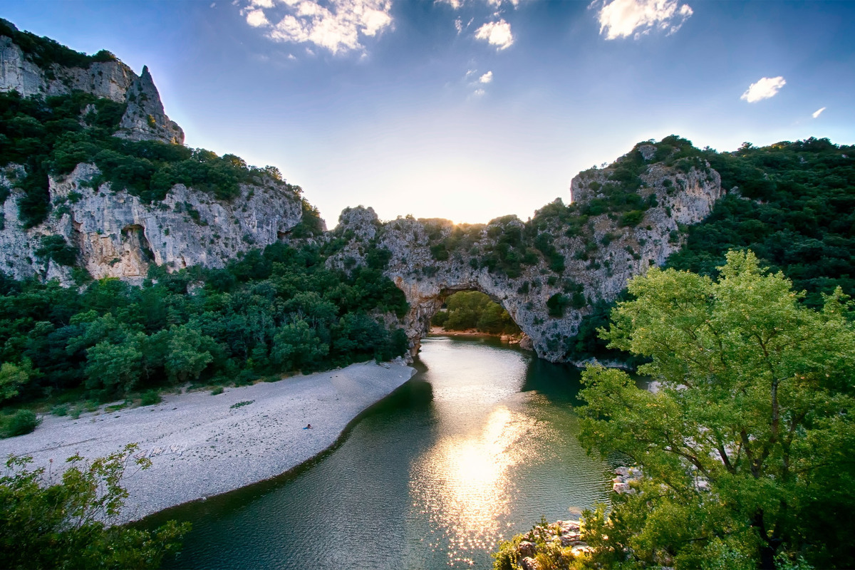 Oubliez les Gorges du Verdon : ce canyon méconnu de l’Ardèche est un spot de kayak secret