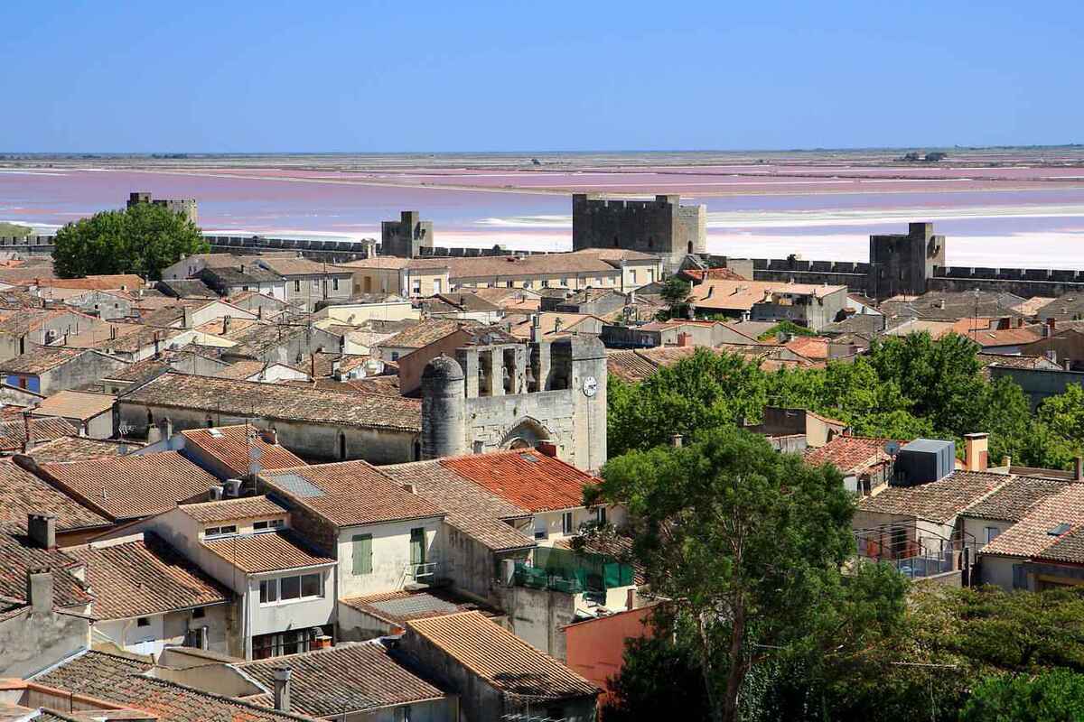 Pourquoi la cité d’Aigues-Mortes, construite par Saint Louis, est-elle un joyau médiéval en plein marais salants