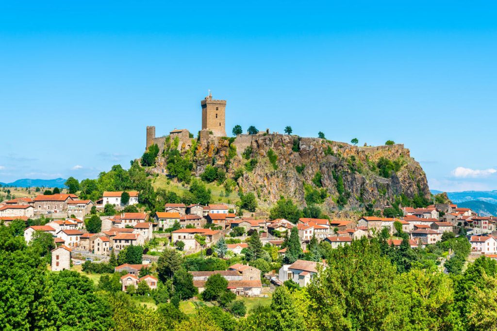 La Haute-Loire vous invite à découvrir ce plus beau village de France et sa forteresse volcanique (Polignac)