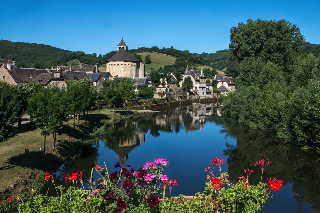 L&rsquo;Aveyron révèle ce plus beau village de France fleuri, un lieu de charme au bord de l&rsquo;eau 