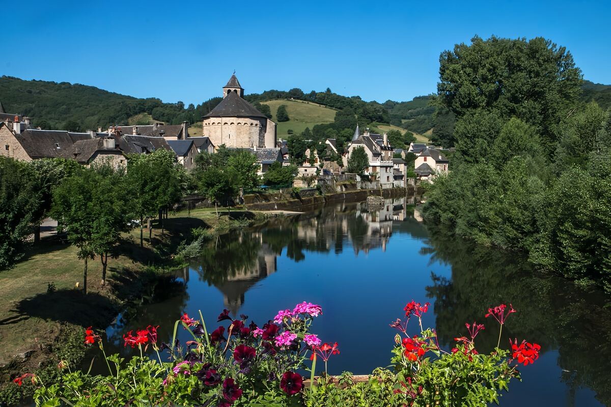 L’Aveyron révèle ce plus beau village de France fleuri, un lieu de charme au bord de l’eau