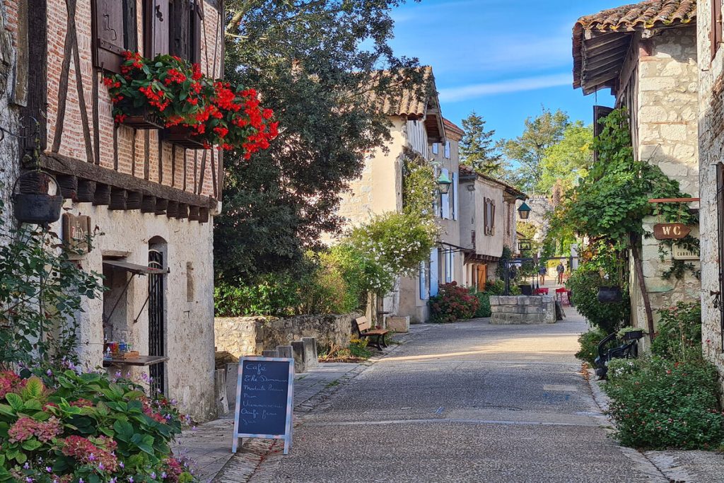 Le Lot-et-Garonne révèle ce plus beau village de France perché, offrant un panorama exceptionnel