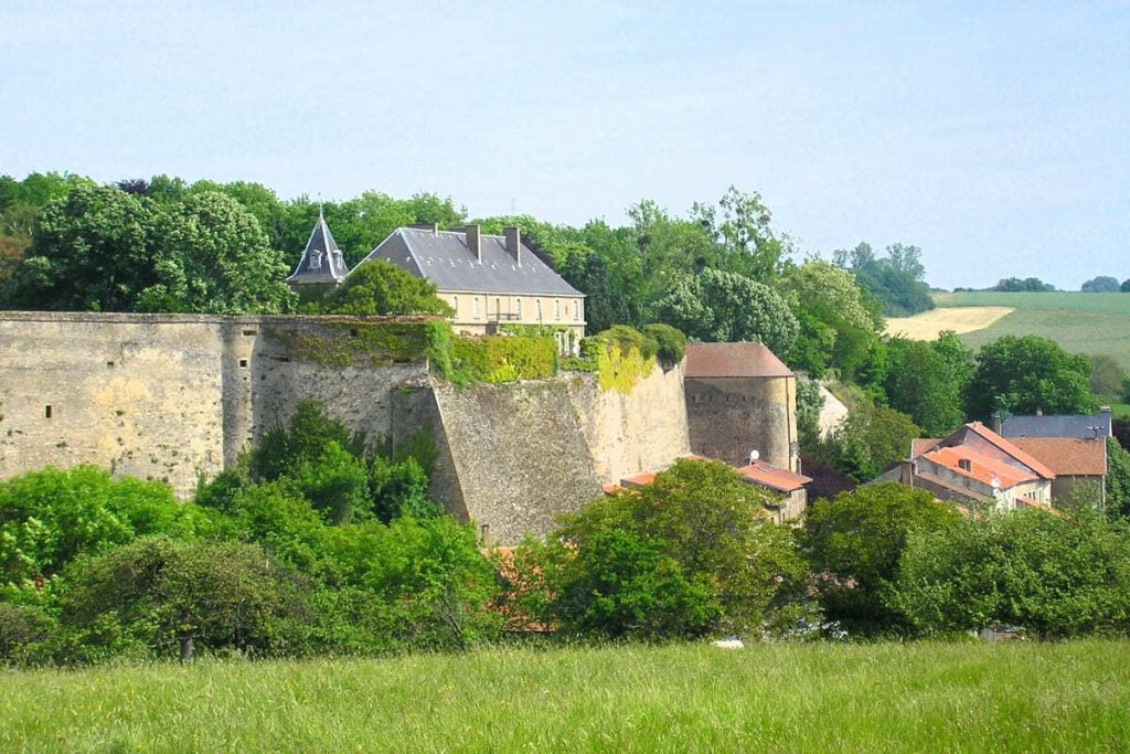 La Moselle révèle un plus beau village de France fortifié, un trésor médiéval (Rodemack)