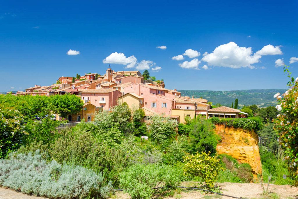 Le Vaucluse vous invite à découvrir ce plus beau village de France aux ocres flamboyantes