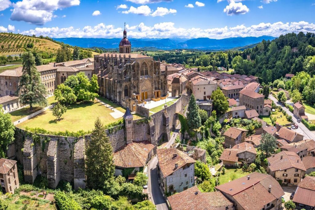 L'Isère abrite ce plus beau village de France médiéval, célèbre pour son abbaye historique