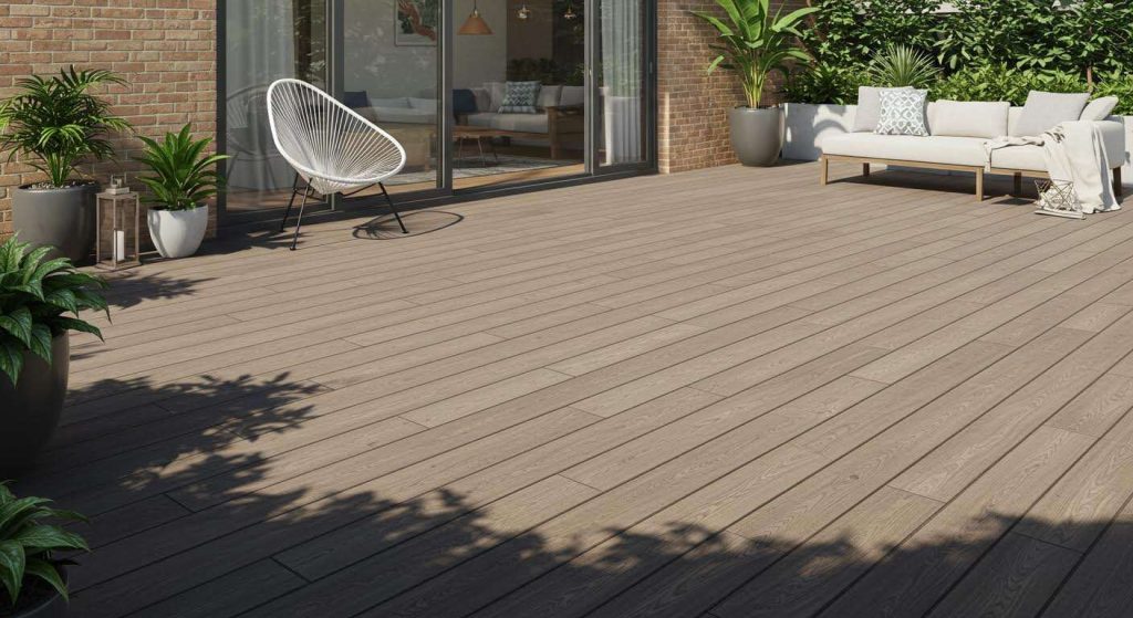 Terrasse en composite : le seul produit de nettoyage qui n'abîme pas la couleur