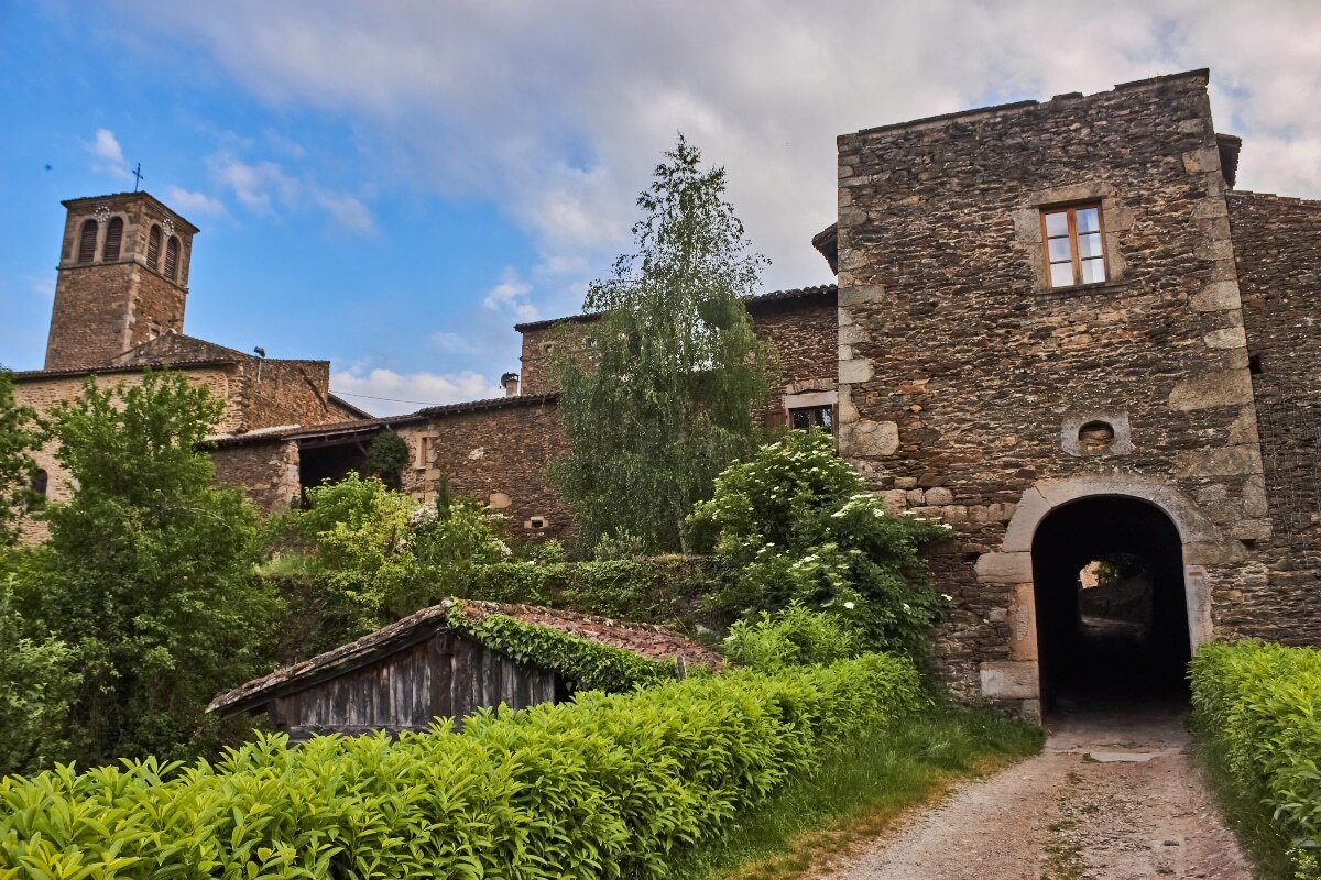 La Loire dévoile ce plus beau village de France monastique, un lieu de sérénité et d’histoire