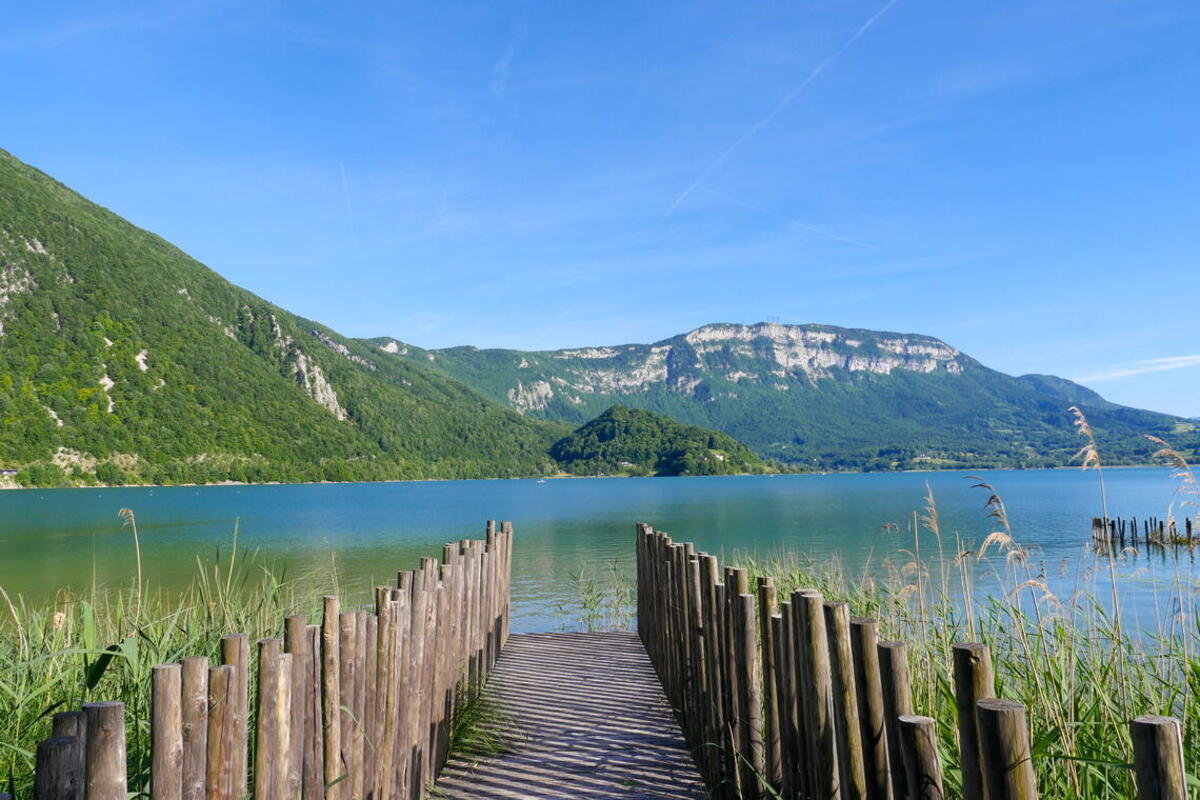Oubliez Annecy et ses foules : ce lac alpin aux eaux émeraude est le secret des Savoyards