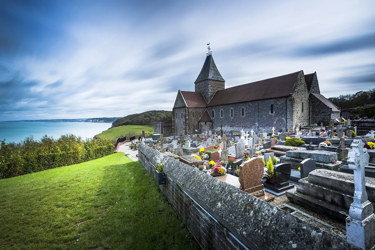 Oubliez Étretat : ces falaises moins connues de Normandie offrent un panorama tout aussi spectaculaire
