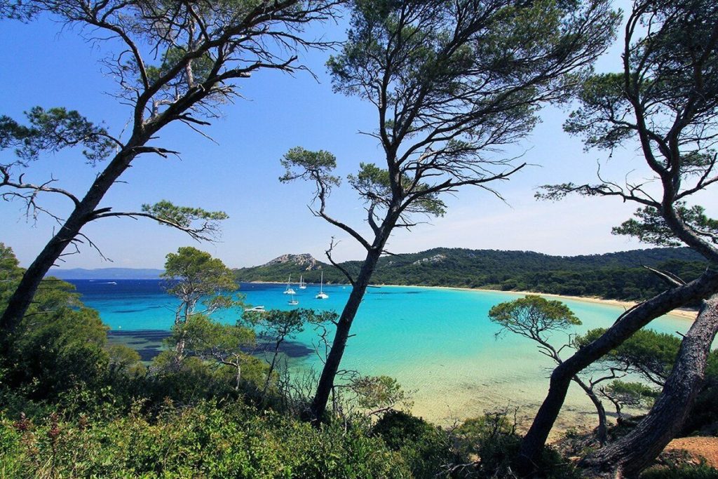 Oubliez la Corse en août : cette île d&rsquo;Or au large de la Méditerranée est un paradis sans voitures 