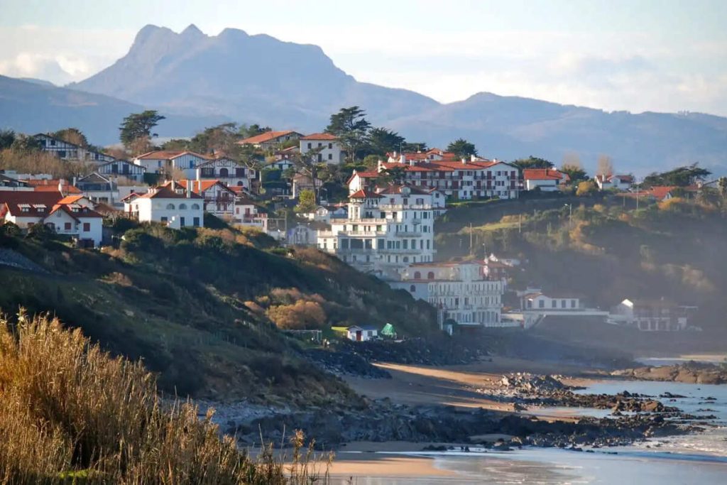 Oubliez Biarritz : ce village de pêcheurs basque a su garder toute son authenticité 