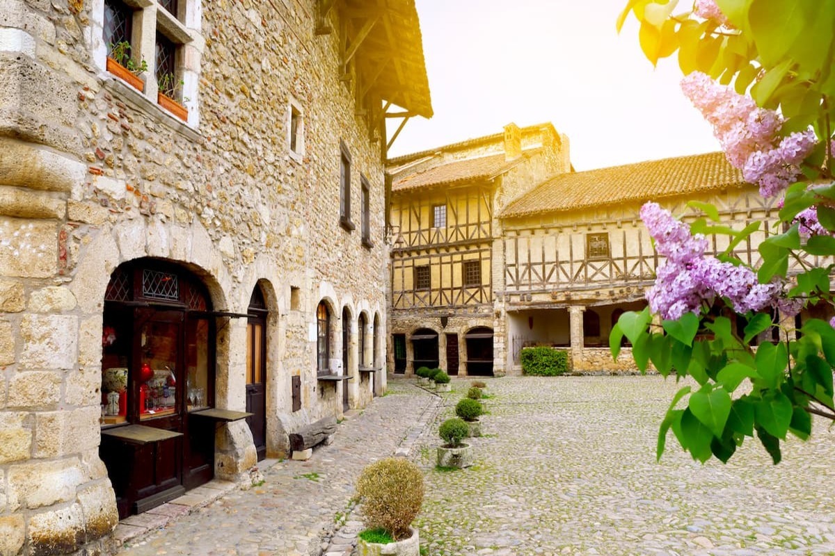 À seulement 45 minutes de Lyon, ce village médiéval est considéré comme l’un des plus beaux de France