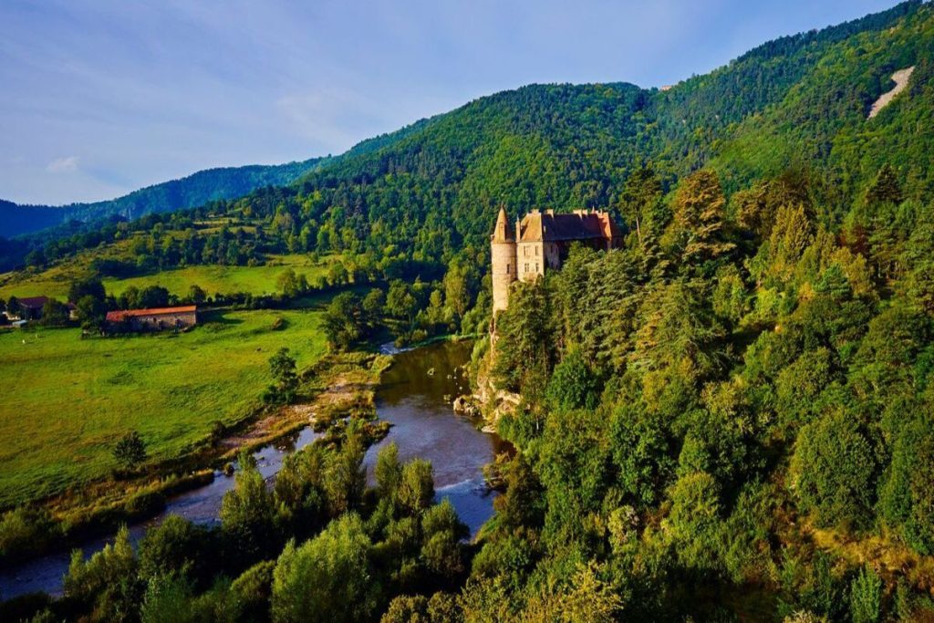 La Haute-Loire révèle ce plus beau village de France et sa forteresse perchée sur un suc volcanique
