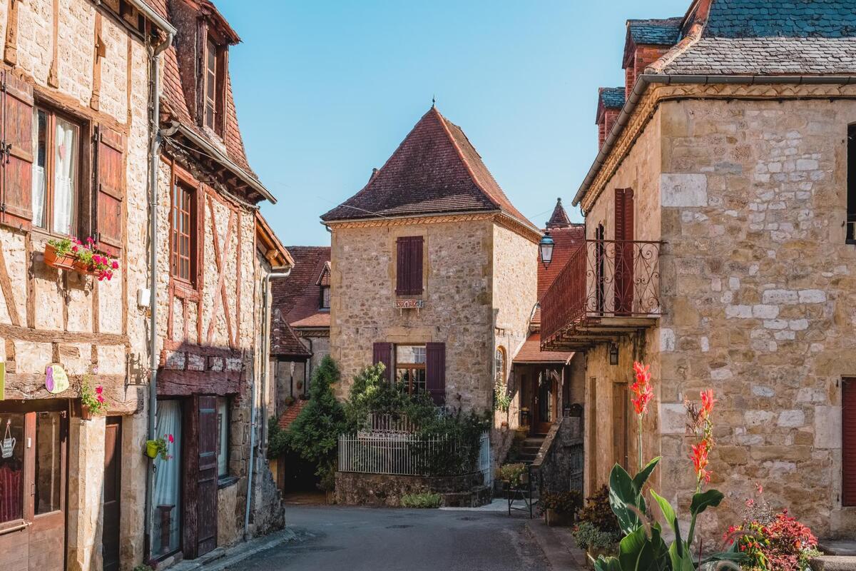 Le Lot vous invite dans ce plus beau village de France et sa cascade secrète en pleine nature