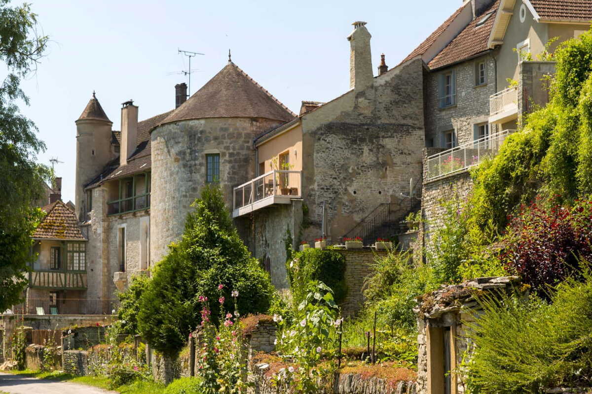 L’Yonne abrite ce plus beau village de France et ses remparts médiévaux parfaitement conservés