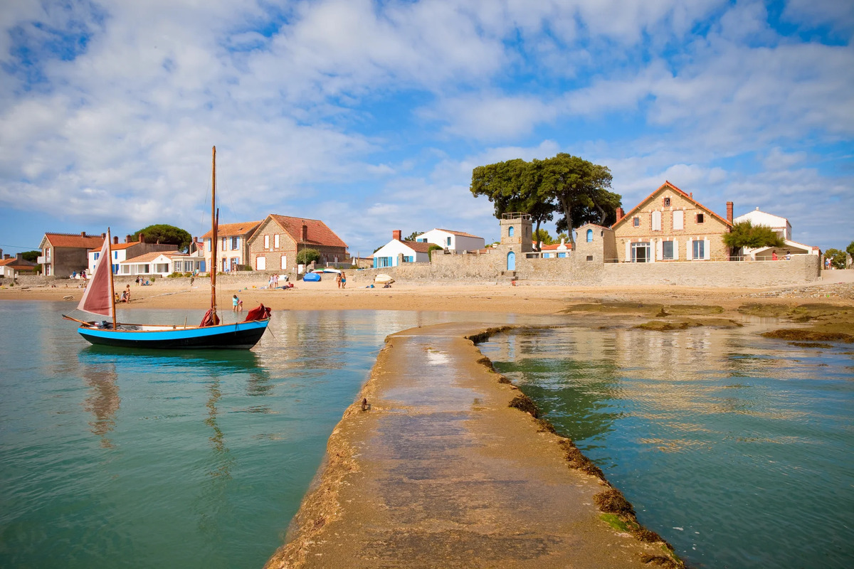 Le secret de ce port breton ? Une route sous la mer qui n’apparaît qu’à marée basse