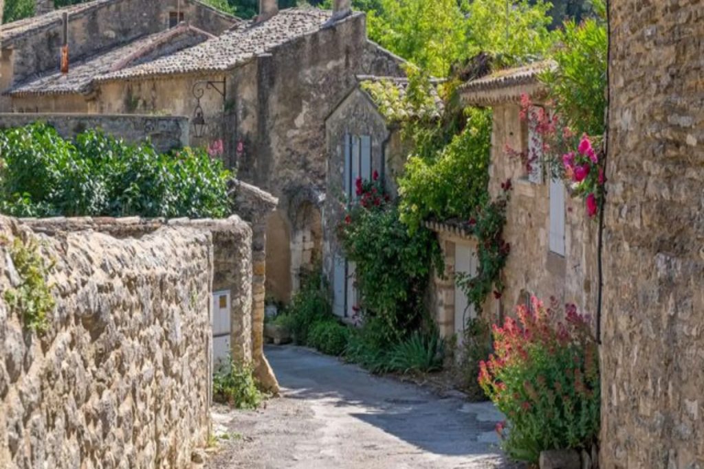 Ce village perché du Luberon est quasi désert après le 15 août, le meilleur moment pour le visiter