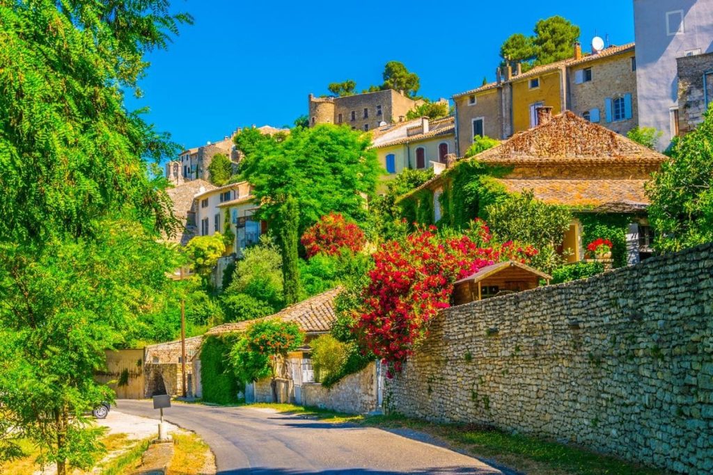 Le village perché du Luberon que les touristes ignorent et où les locaux vont pour être tranquilles 