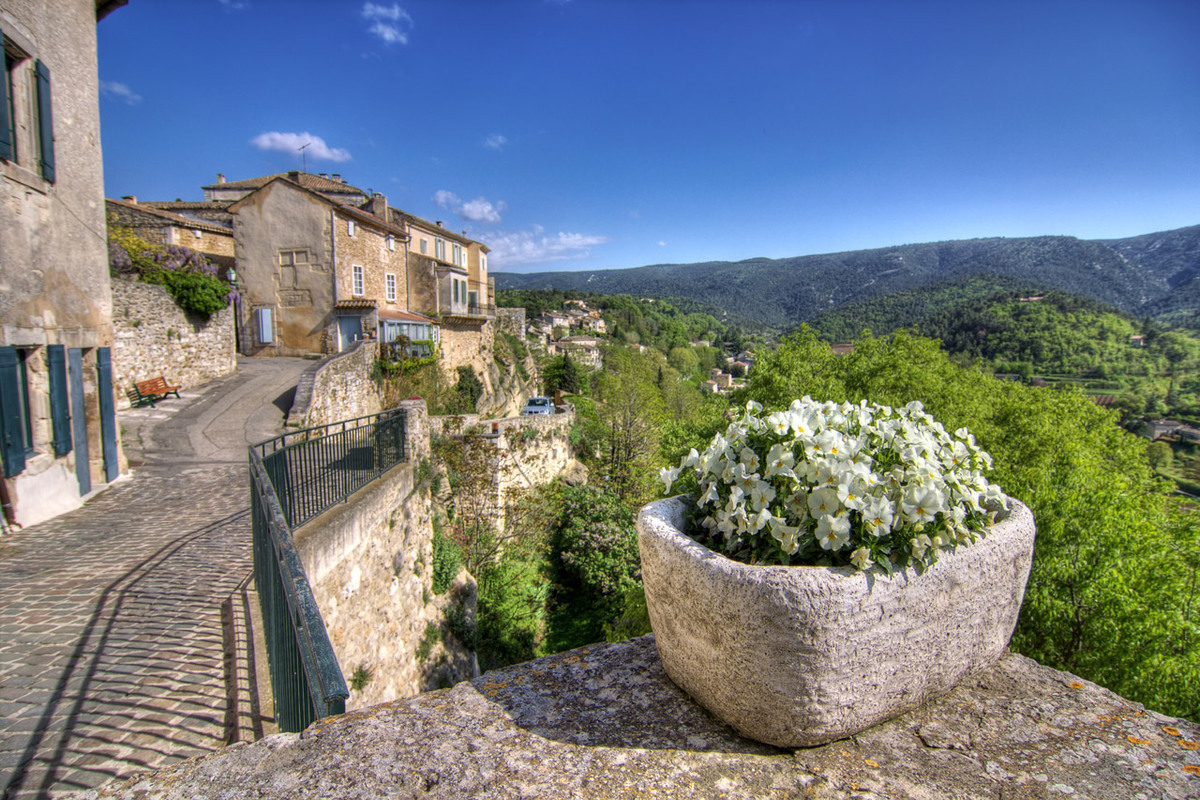 Le village perché du Luberon que les touristes ignorent et où les locaux vont pour être tranquilles