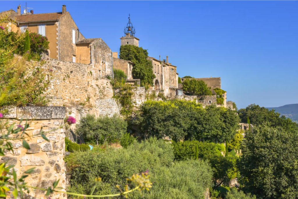 Dans le Luberon, ce village est un des plus beaux de France, un écrin de verdure et d’histoire
