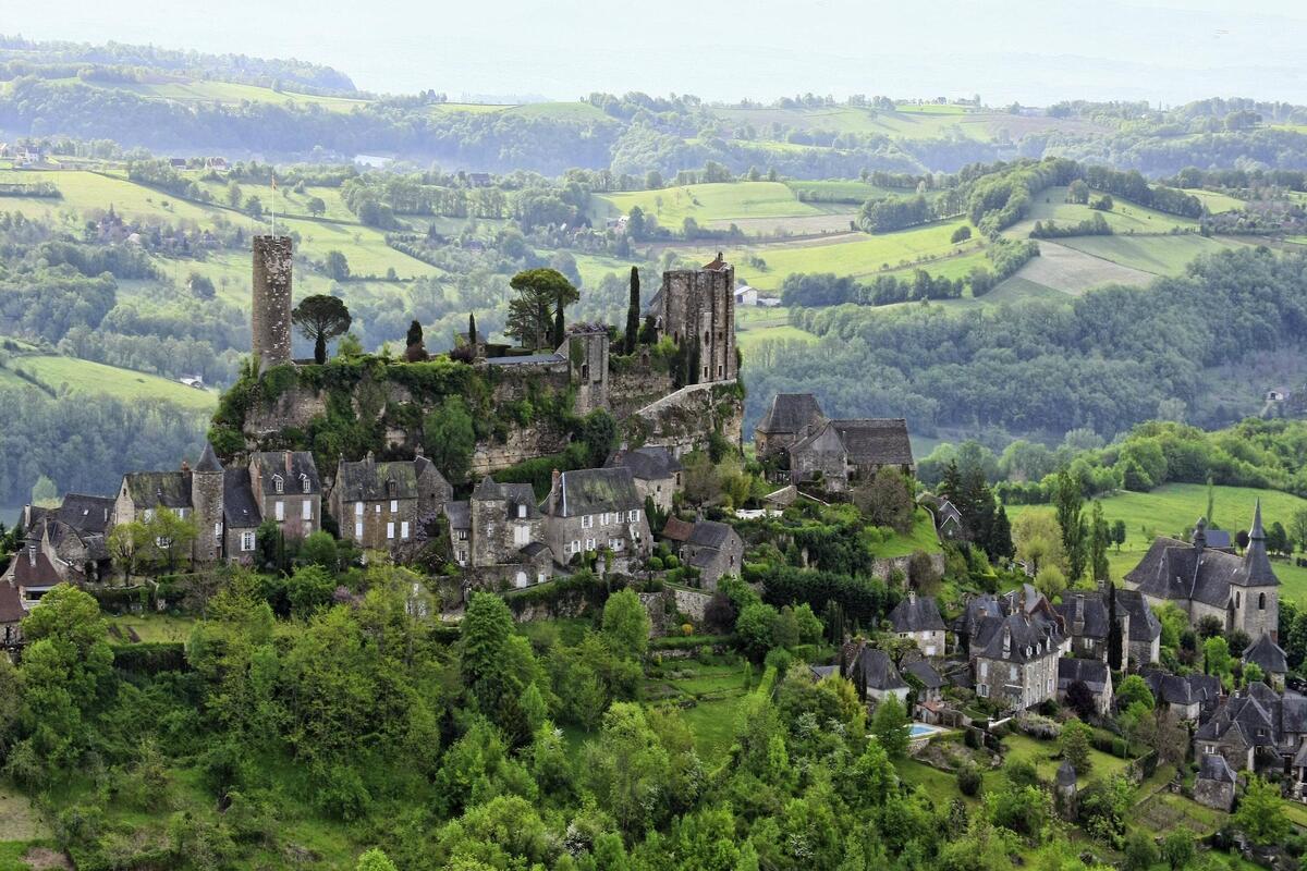 La Corrèze vous invite à découvrir ce plus beau village de France et son château, un lieu chargé d’histoire