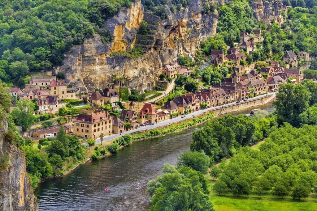 Ce village du Périgord, accroché à une falaise, abrite des habitats troglodytes 