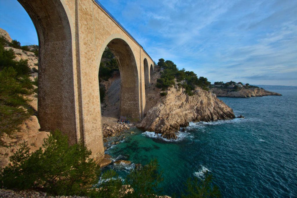 Oubliez la Côte d’Azur : la Côte Bleue offre des calanques tout aussi belles, sans les yachts et les touristes