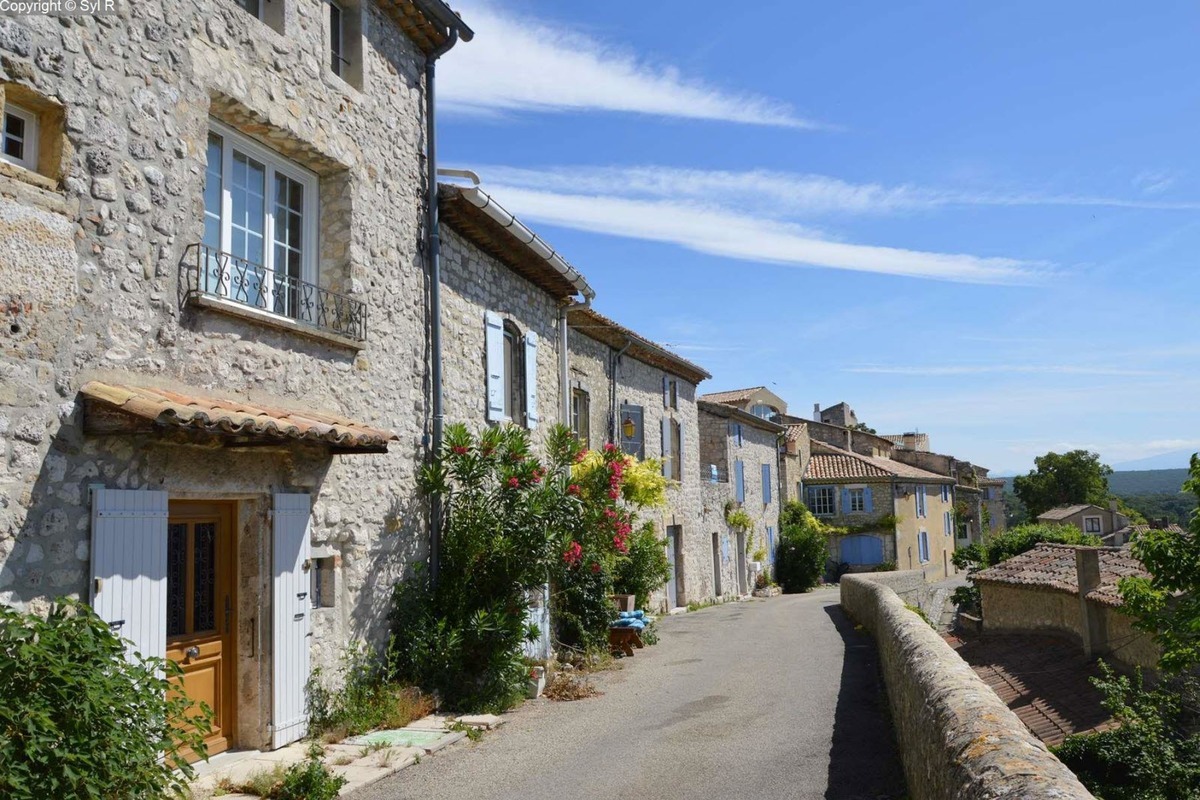 Ce village de la Drôme est réputé pour son vin, mais son vrai trésor est une forêt de sculptures