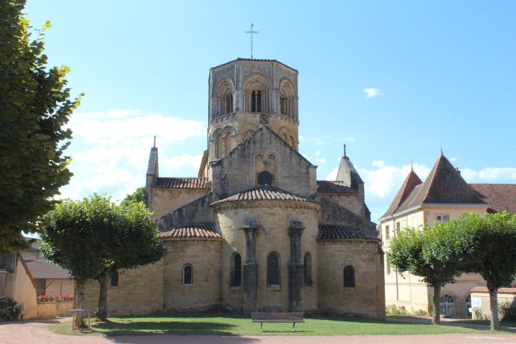 La Saône-et-Loire vous invite à découvrir ce plus beau village de France clunisien