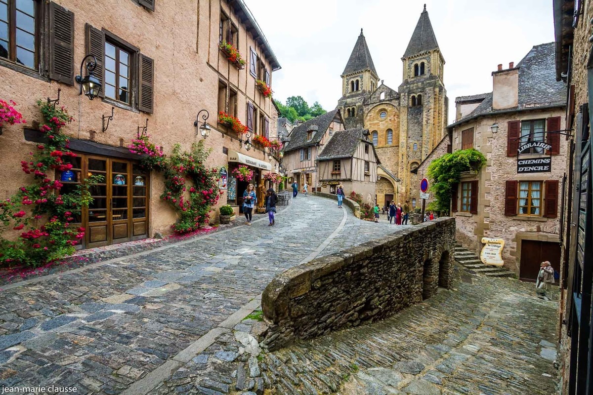 L’Aveyron vous invite à découvrir ce plus beau village de France et son abbatiale classée UNESCO