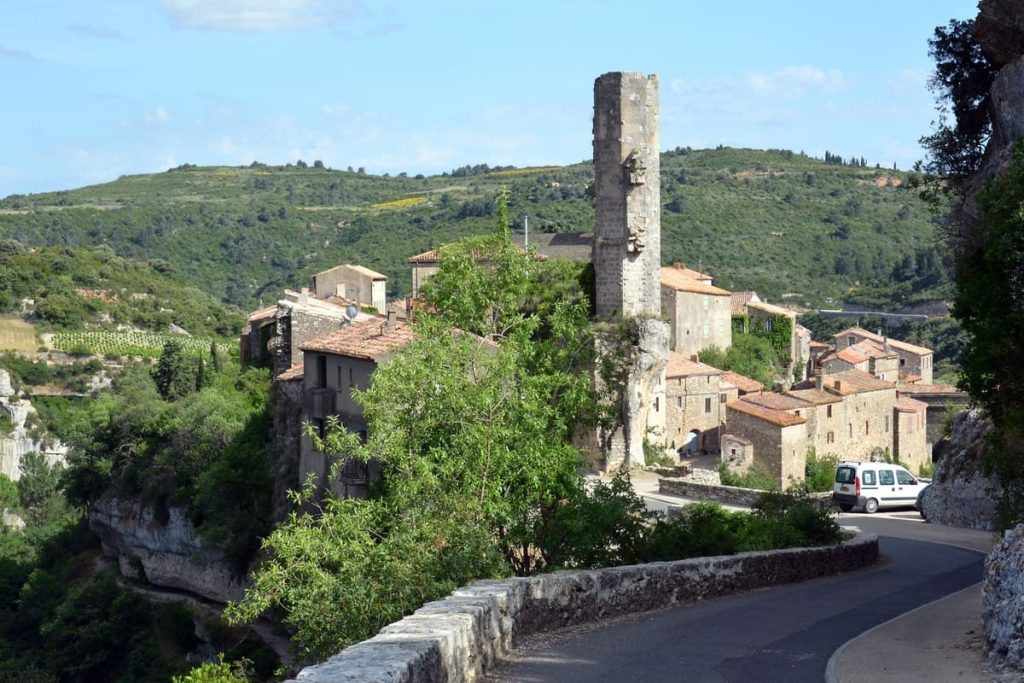 L’Hérault cache un plus beau village de France cathare, un site historique impressionnant 