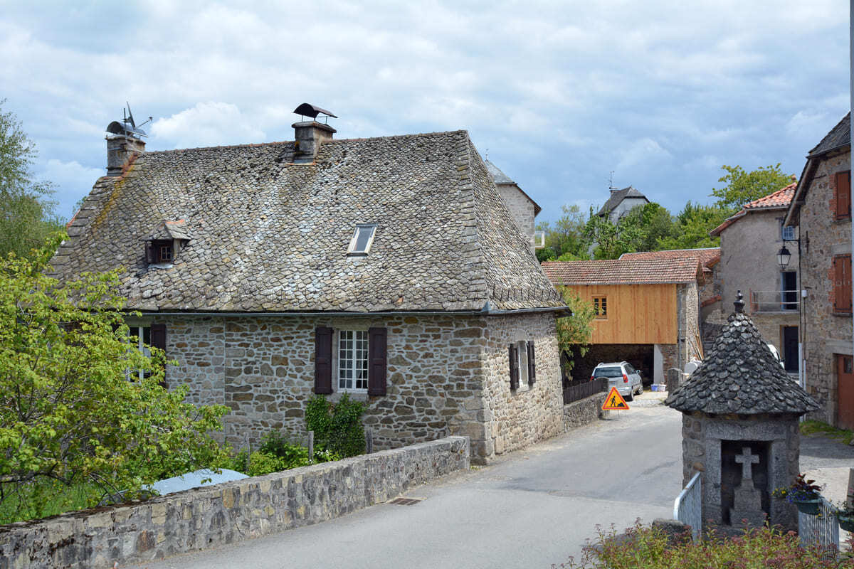 Le Cantal révèle un plus beau village de France authentique, un village de caractère en Auvergne