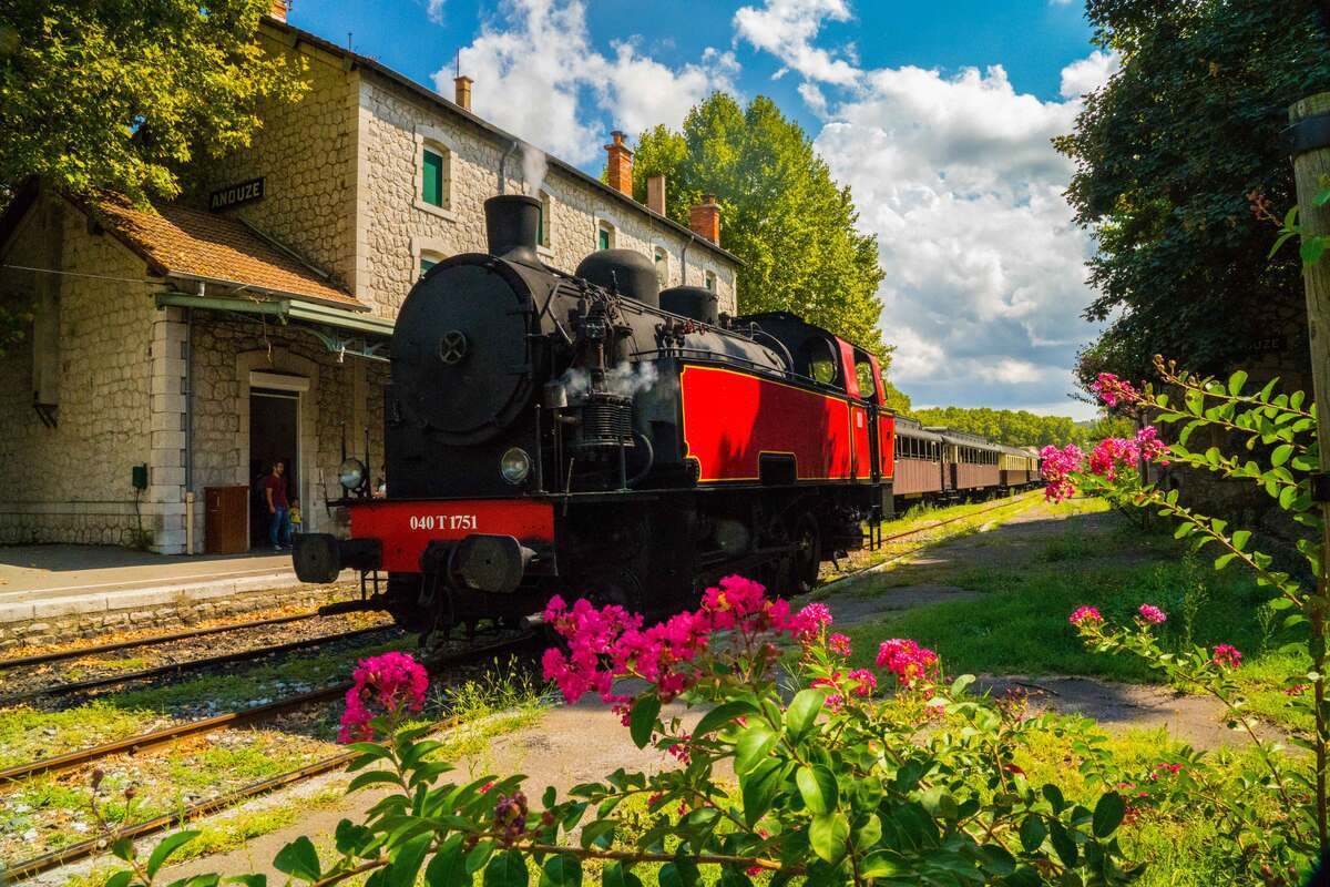 Ce train à vapeur des Cévennes, qui traverse des viaducs vertigineux, est un voyage hors du temps