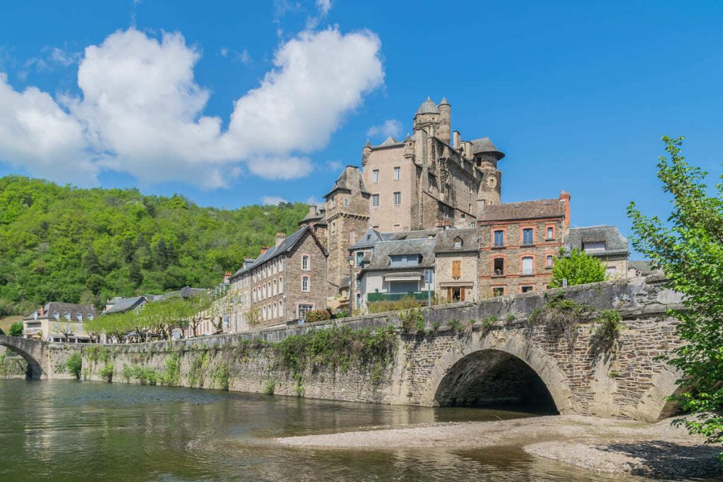 L’Aveyron vous attend : ce plus beau village de France est dominé par un château majestueux 