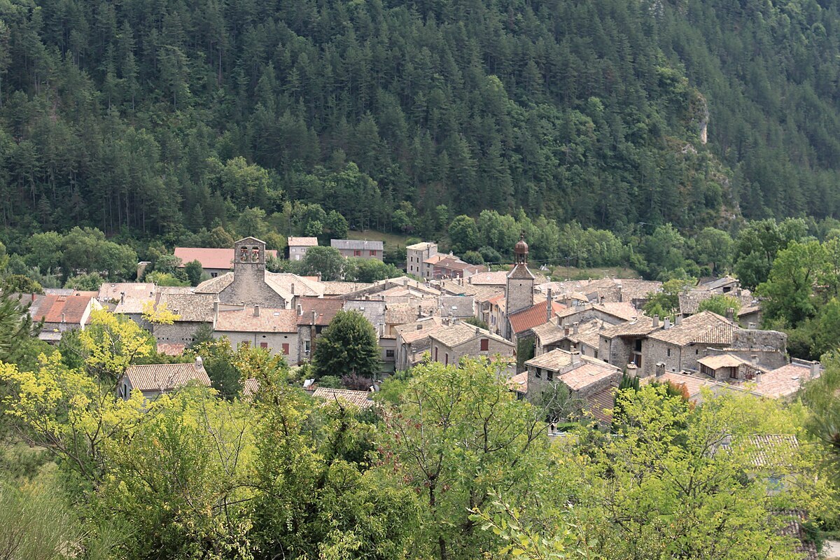 La Drôme dévoile un des plus beaux villages de France entre montagnes et vignobles